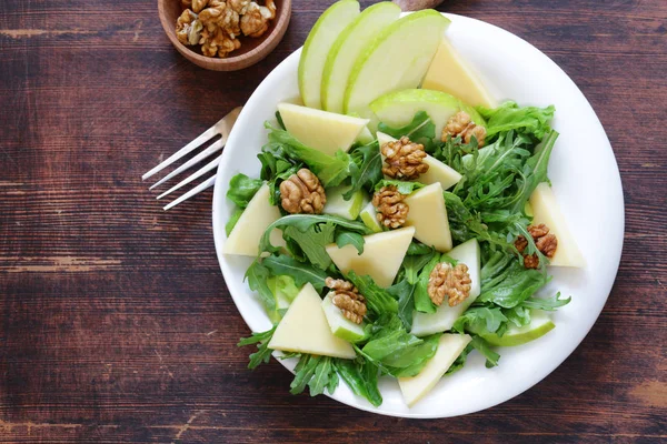 Waldorfsallad med äpple, ost och valnötter — Stockfoto