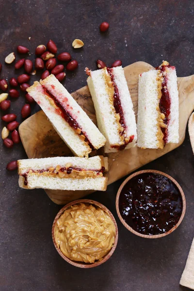 Manteiga de amendoim natural e compota de bagas de sanduíches — Fotografia de Stock