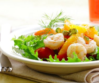 otlar ve baharatlar ile kızarmış karides salatası