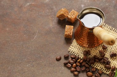 Bakır cezve kahve ve tahıl çelik arka plan üzerinde