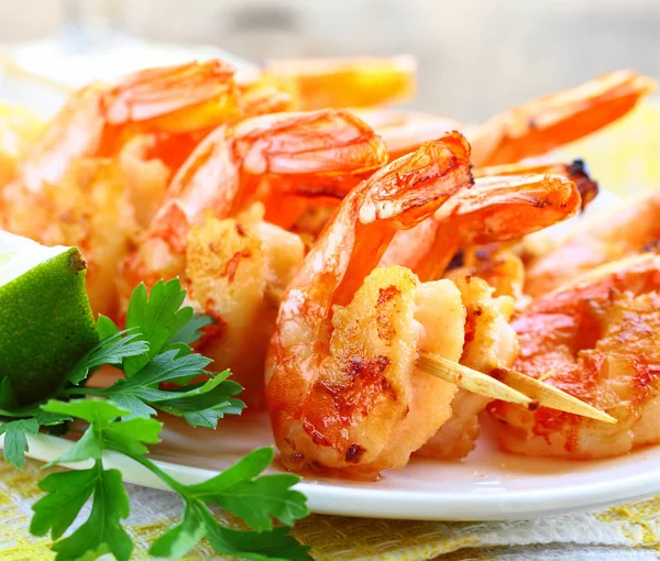 Fried shrimp on skewers with herbs and spices — Stock Photo, Image