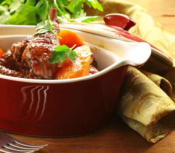 Den Hahn langsam in Rotwein mit Gemüse dünsten — Stockfoto