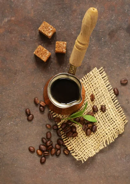 Bakır cezve kahve ve tahıl çelik arka plan üzerinde — Stok fotoğraf