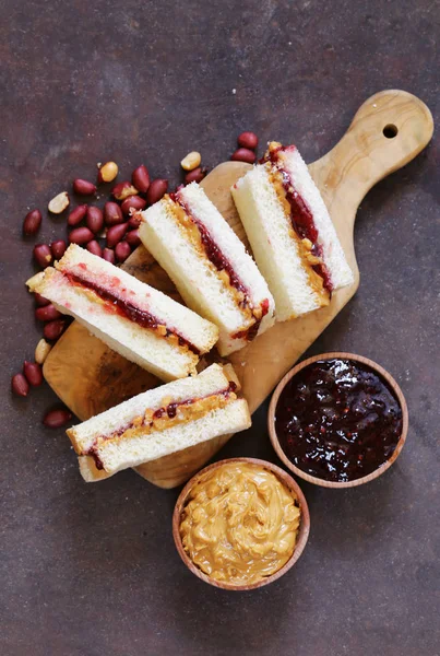Mermelada natural de mantequilla de maní y bayas para sándwiches —  Fotos de Stock