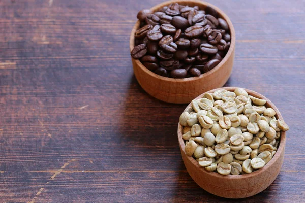 木制的背景上的绿色和棕色的咖啡豆 — 图库照片