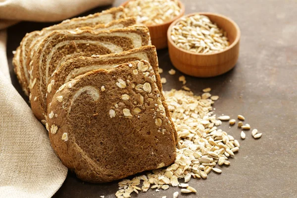 Pão de grão inteiro com flocos de aveia e sementes — Fotografia de Stock