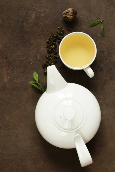 Masanın üzerinde bir su ısıtıcısı geleneksel yeşil çay — Stok fotoğraf