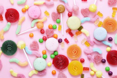 Pembe bir arka plan üzerinde renkli şeker ve meyve jöle hünnap