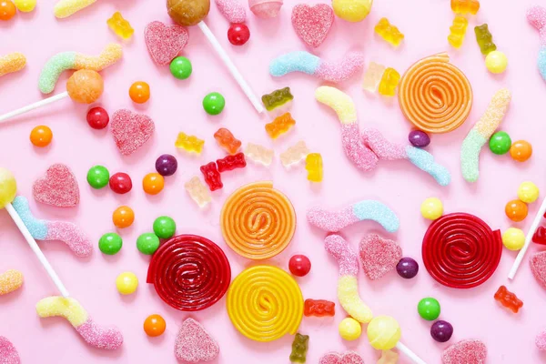 五彩缤纷的糖果和水果果冻粉红的底色上枣 — 图库照片