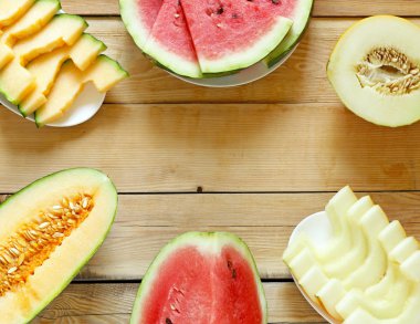 Ahşap bir masa - karpuz ve kavun meyve