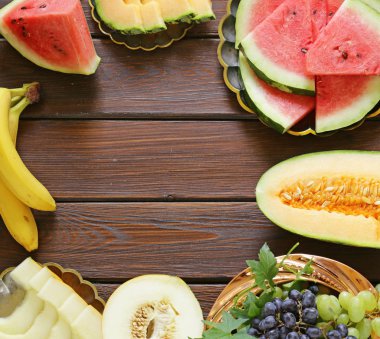 Ahşap bir masa - karpuz ve kavun meyve