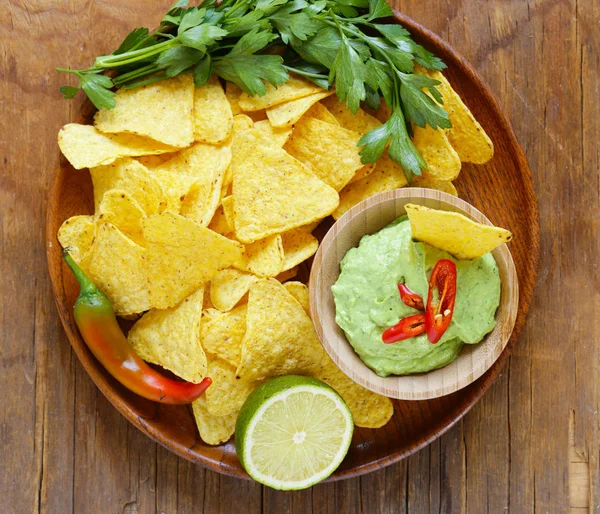 Mexikansk sås guacamole med majschips — Stockfoto