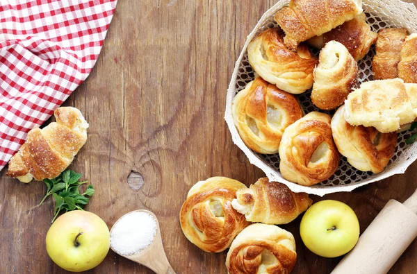 Petits pains de Pâques sur une table en bois — Photo