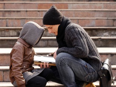 Baba ve oğul elektronik bir tablet üzerinde oynuyorlar