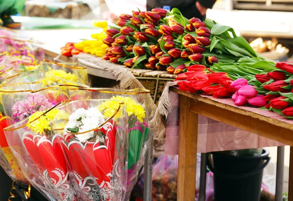 Bunches of tulips in a flower market — Stock Photo, Image