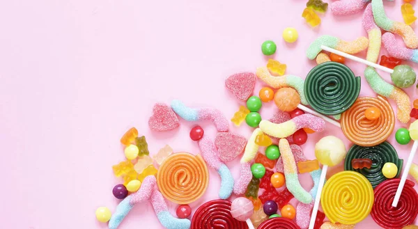 五彩缤纷的糖果和水果果冻粉红的底色上枣 — 图库照片