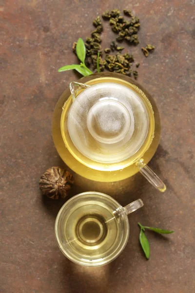 Té verde tradicional en una tetera sobre la mesa — Foto de Stock