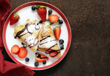 İnce krep krep tatlı çilek ile