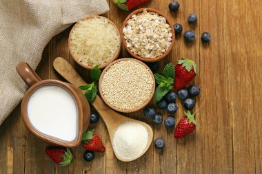 Farklı tahıl süt ve çilek püresi için ayarla