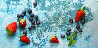 Çilek ve mavi demir zemin üzerine nane