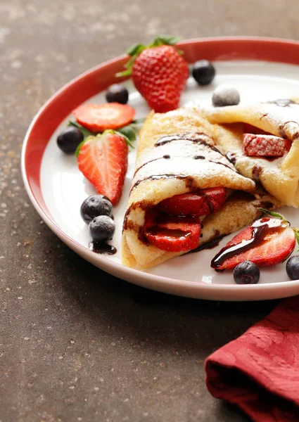 Thin pancakes crepes with berries for dessert — Stock Photo, Image
