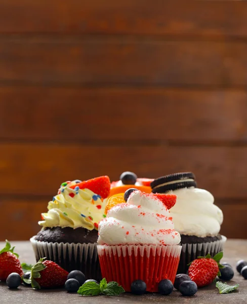 Cupcakes festivos con bayas y crema de mantequilla —  Fotos de Stock