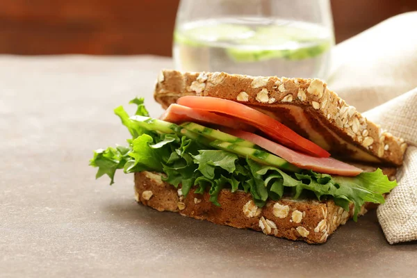 Sandwich mit Schinken, Tomaten, Gurken und Gurken — Stockfoto