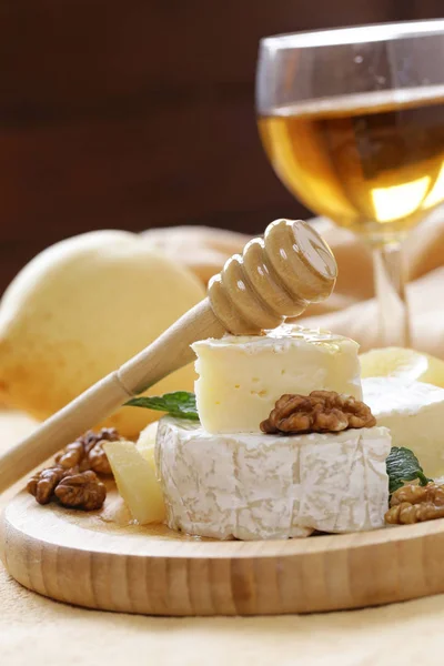 Formaggio biologico di camembert con noci e pere — Foto Stock