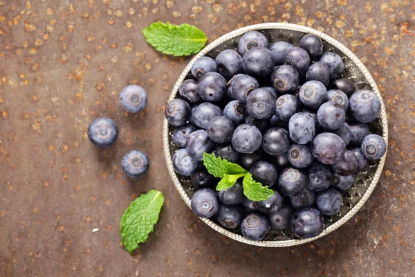 Ripe organic berry blueberries on a plate — Stock Photo, Image