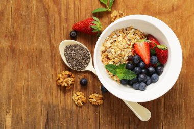 Kahvaltılık tahıllar, granola çilek ve yaban mersini