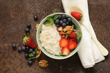 Yulaf lapası ile fındık ve sağlıklı bir kahvaltı için çilek