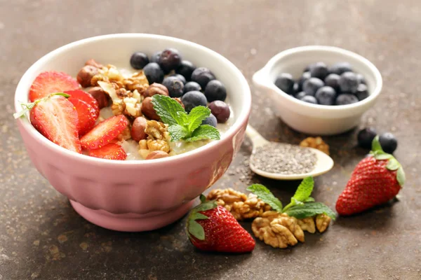 Gachas de avena con frutos secos y bayas para un desayuno saludable —  Fotos de Stock