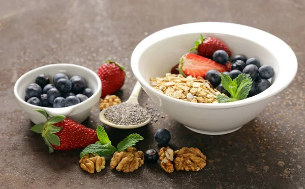 Cereales para el desayuno, granola con fresas y arándanos —  Fotos de Stock