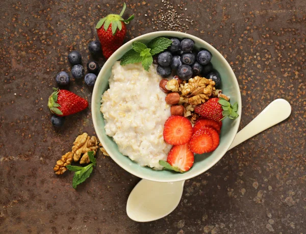 Haferbrei mit Nüssen und Beeren für ein gesundes Frühstück — Stockfoto