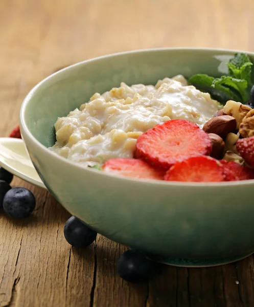 坚果和浆果为一顿健康的早餐麦片粥 — 图库照片