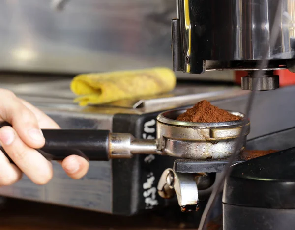 Barista fait du café, les mains en évidence — Photo