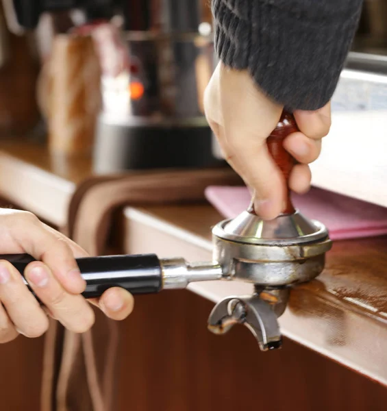 Barista faz café, mãos em foco — Fotografia de Stock