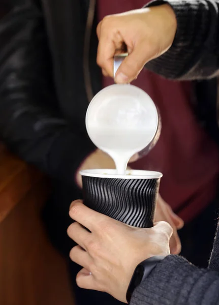 Barista fait du café, les mains en évidence — Photo