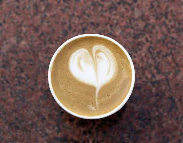 Una taza de café con un corazón en la espuma — Foto de Stock