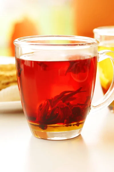 Becher mit Tee rote Früchte Kräuter — Stockfoto