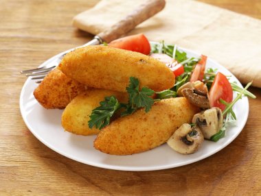 Vejetaryen patates pirzola sebze salatası ile 