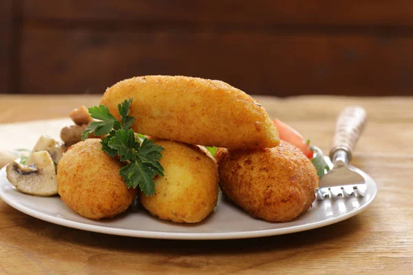 Côtelettes de pommes de terre végétariennes avec salade de légumes — Photo