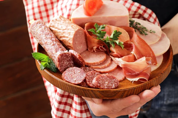 Sortiment av kött delikatesser (salami, parma skinka) — Stockfoto