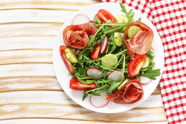 Ensalada con jamón, rúcula y tomates — Foto de Stock