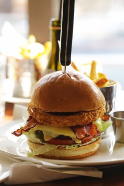 Sığır eti, jambon ve peynir ile geleneksel burger