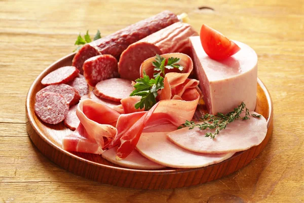 Asortyment mięsa przysmaki (salami, parma, szynka) — Zdjęcie stockowe