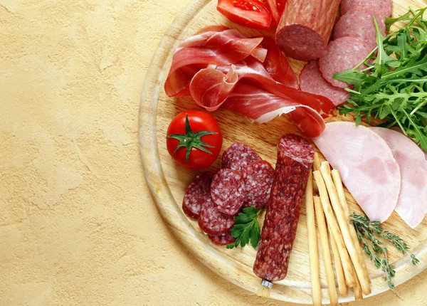 Sortimento de iguarias de carne (salame, parma, presunto ) — Fotografia de Stock