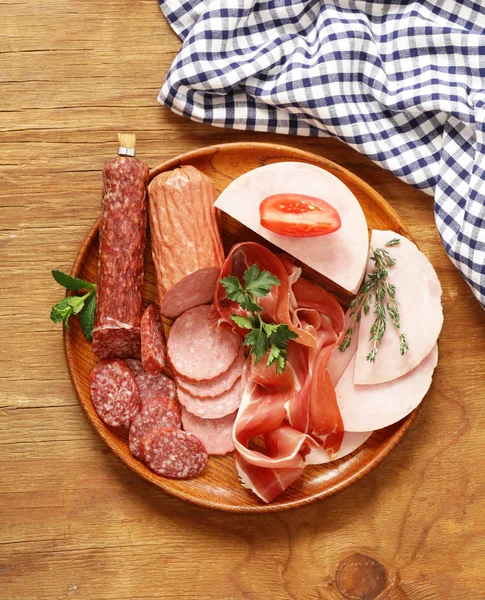 Asortyment mięsa przysmaki (salami, parma, szynka) — Zdjęcie stockowe