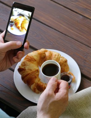 Kahvaltı kruvasan ile kahve - resmi telefon için