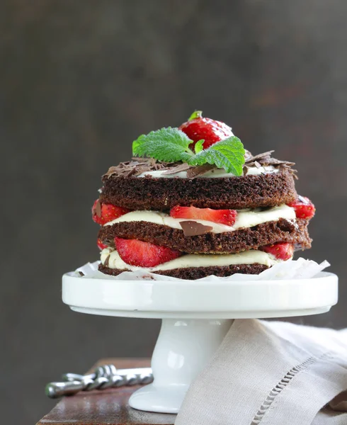 A piece of cake with berries and creamy cream - a delicious dessert — Stock Photo, Image